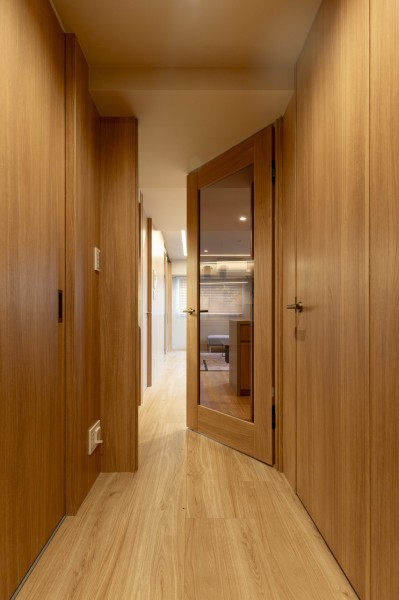 ダイニングからの光を取り込んだ明るい廊下です。ゆったりとスペースのひらけた空間です。荷物があっても安心して出入りができます。