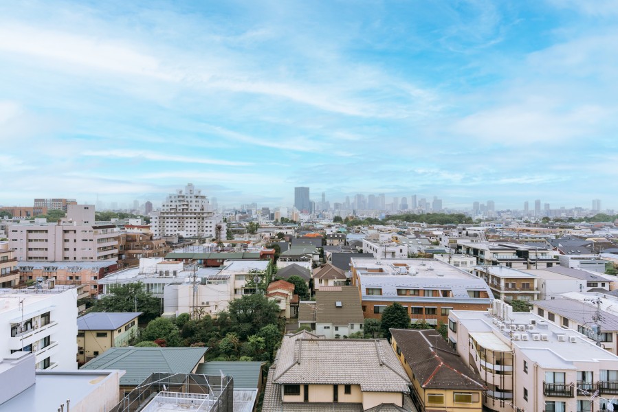 視界を遮るもののない、開放感溢れる眺望が魅力。都心の景色や自然の広がりを、まるで絵画のように楽しめます。時間とともに変化する景色は、日々の暮らしに彩りを与えてくれます。