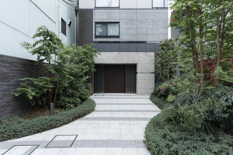 2021年には共用部大規模修繕工事を実施済み。手入れの行き届いたエントランスアプローチが住まう方を優しく出迎え、上質な居住空間へと誘います。