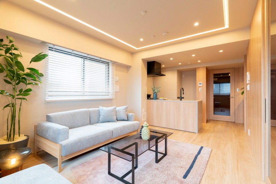 二面採光で開放感を享受したのびやかなリビングダイニング。窓からめいっぱいの自然光が注がれ、心安らぐひとときを紡ぐ居住空間です。