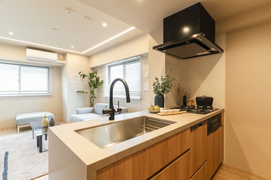 お部屋の色合いに調和したオリジナルキッチン。美しい石調の天板を採用した、モダンで気品溢れるキッチンです。