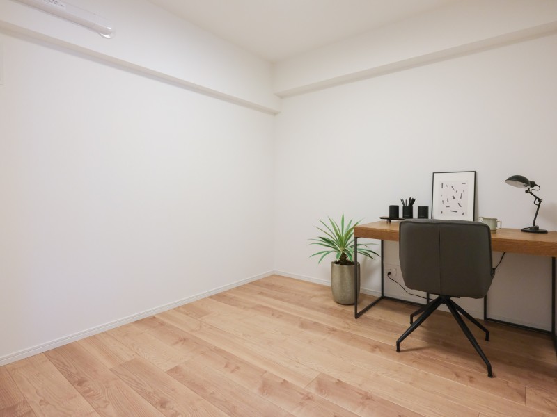 約4.7帖の洋室4はテレワークや読書など、落ち着いた時間を過ごしたいときにもぴったりなお部屋です。