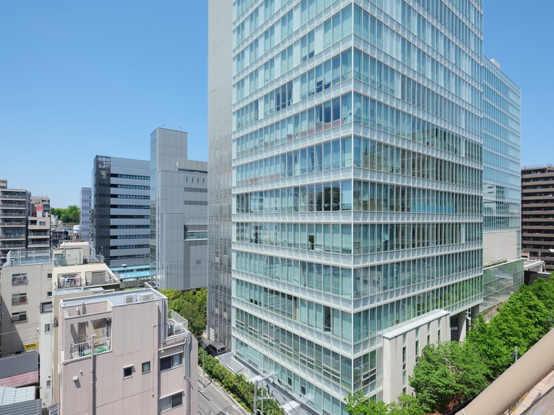 都心らしさを感じるビル群と、広々とした青空、豊かな緑のコントラストが楽しめる景色が広がります。ほっと一息つき、日々をアップデートできそうです。