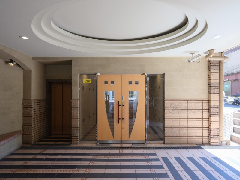 エントランスには防犯カメラが設置されています。