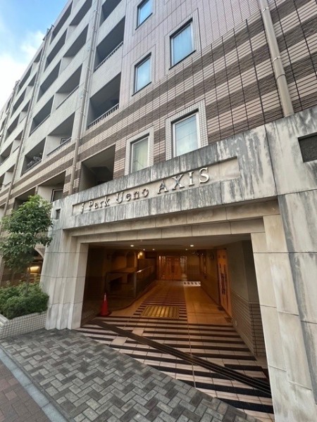 モダンで重厚感漂うエントランスです。堂々たる趣の中に居心地の良さも感じさせ、安らぎの居住空間へ誘います。