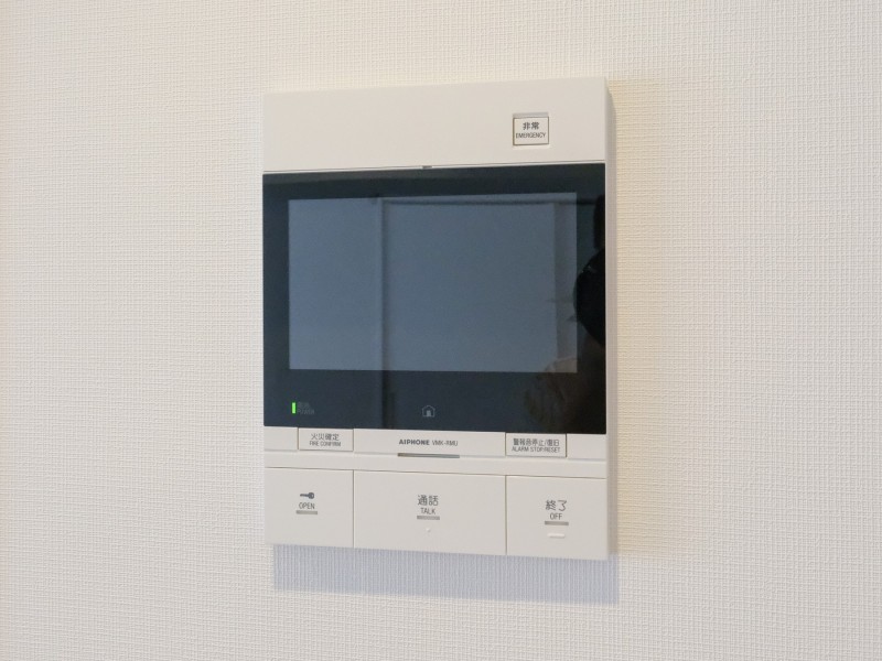 ◆TVモニター付インターホン◆訪ねてきた相手をモニター越しに確認でき、防犯対策に役立ちます。インターホン越しに話をすることが可能です。