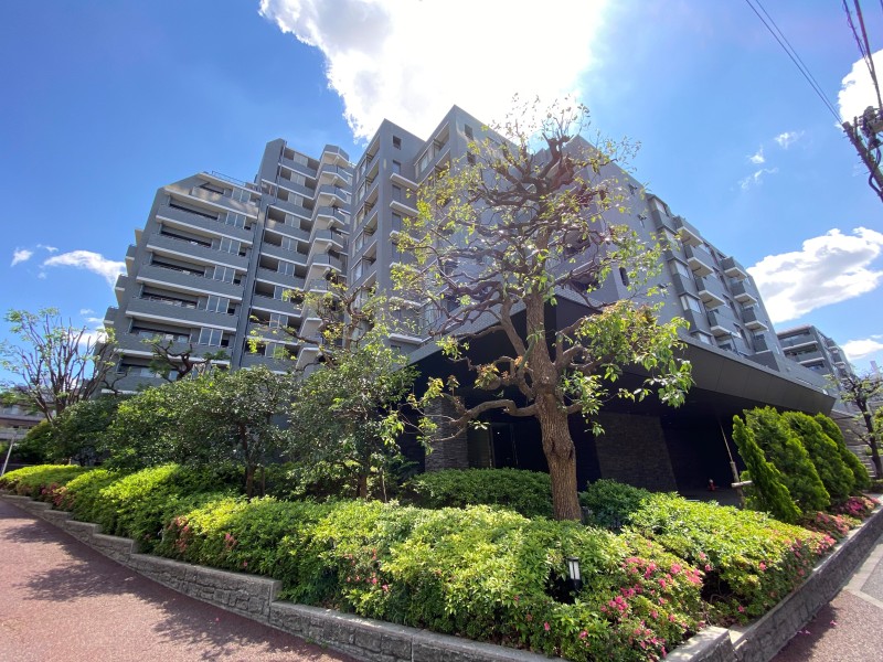 堂々たる趣の中に自然の潤いを感じる外観、総戸数304戸の大規模マンションです。安心の24時間有人管理体制、快適な暮らしを支えるフロントサービスがございます。