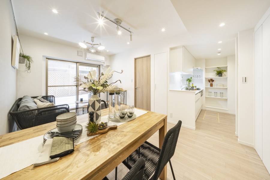 心地よい陽光が降り注ぐ南向きのリビングダイニングです。明日への活力を養うことができる居心地の良い空間です。