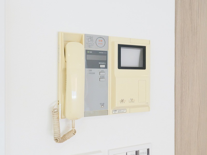 ◆TVモニター付インターホン◆訪ねてきた相手をモニター越しに確認でき、防犯対策に役立ちます。インターホン越しに話をすることが可能です。