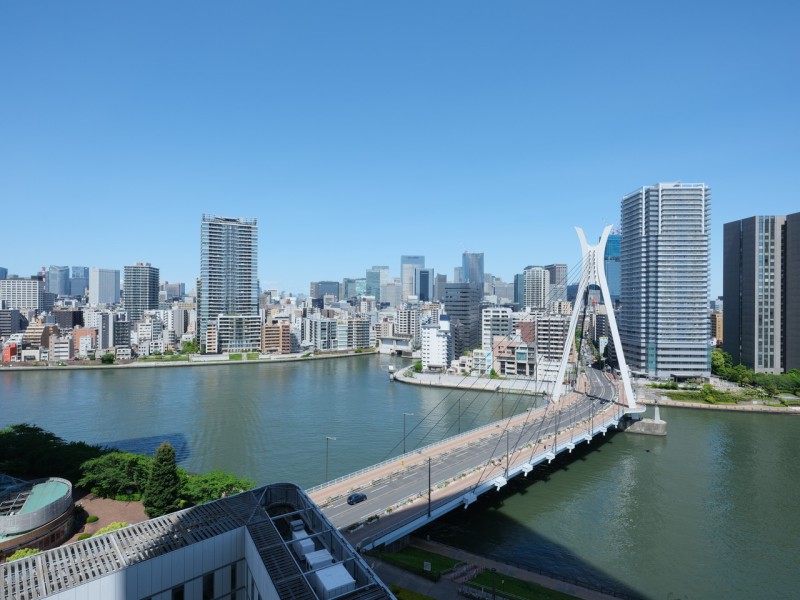 都心の刺激を間近に、ビル群のシルエットと青々とした空を望める眺望です。時間と共に変わりゆく空を眺めながら、ゆっくりと自分の時間を大切に過ごしたくなるような贅沢な眺めです。