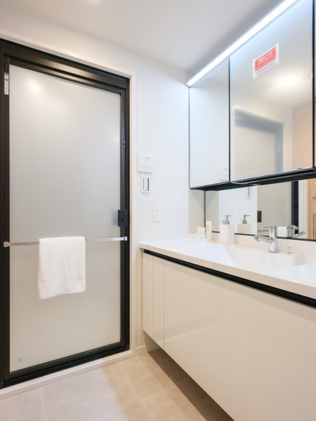 空間に美しく溶け込むスタイリッシュなデザインの洗面化粧台です。大きな三面鏡は明るく照らされ、入浴後の豊かな時間を演出、心からくつろげるプライベートスペースです。