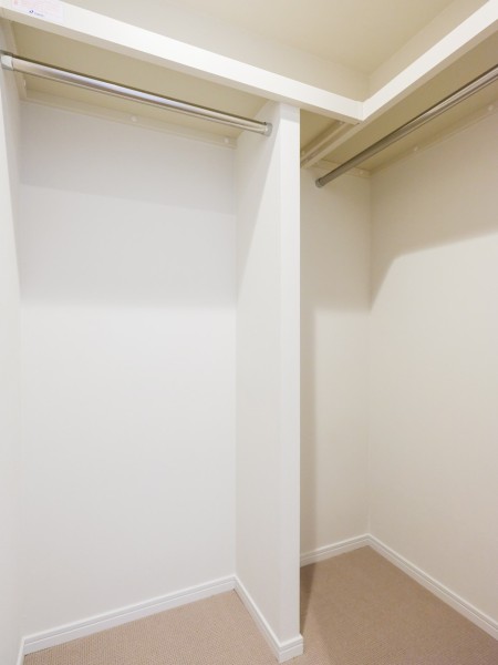 洋室1には収納豊富なウォークインクローゼットがあり、衣類やオフシーズン家電をしっかりと収納できるため、お部屋の居住スペースを広々とお使いいただけます。