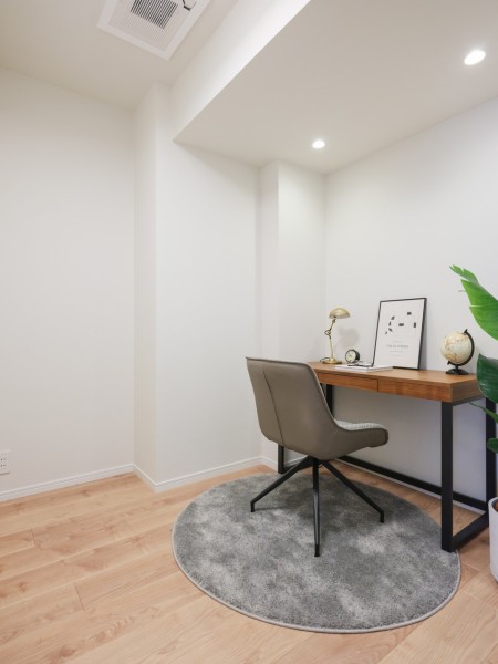 リビングに隣接したクローゼット付きの洋室3です。テレワークや読書など落ち着いた時間を過ごすのにもぴったりなお部屋です。