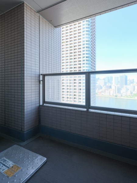 水の潤いと心地よい風を感じるバルコニーです。