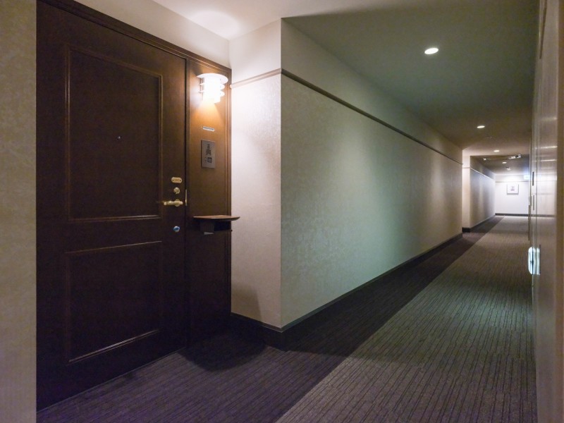 重厚感のある玄関前には心温まるスポットライトが設置されています。ホテルライクな内廊下のためプライバシー性も守られやすく、安心してお住まいいただけます。