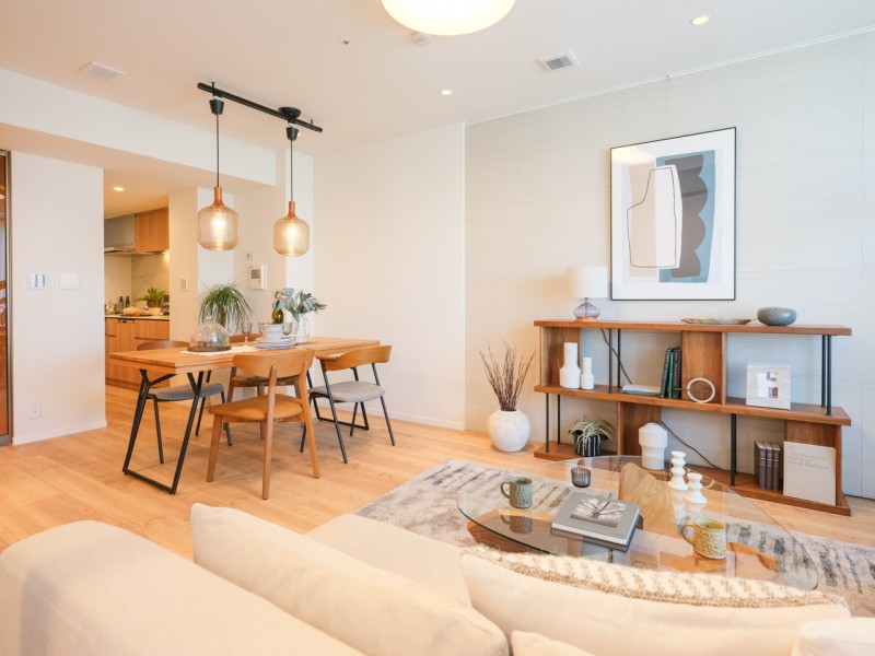 お部屋にはアクセントタイルを取り入れ、より上質さを感じる空間に。備え付けのピクチャーレールにはアートやグリーンなどを吊り下げて、居住者様のお好みの空間づくりをお楽しみいただけます。