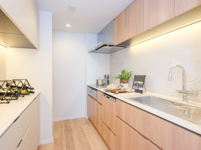 田中工藝製システムキッチンを新規設置しました。美しい面材やスタイリッシュな水栓金具を組み合わせたオリジナルキッチンに、豊富な収納、食洗器を搭載しています。