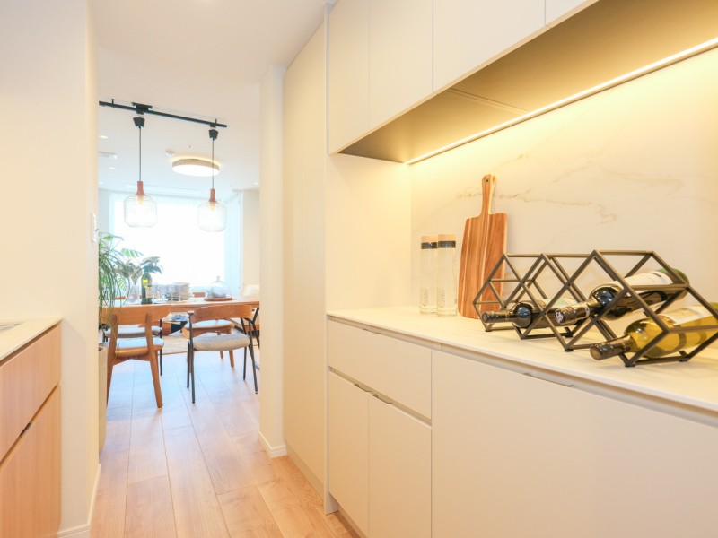 キッチン背面には収納豊富でカウンタースペースも広いカップボードを設置しました。間接照明がよりいっそう上質空間を創り出す気品溢れるキッチンです。