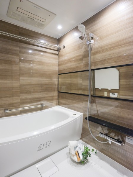 浴槽・洗い場共にゆとりがあり、一日の疲れをしっかりと癒すバスルームです。ゆるやかなカーブが特長のバスタブで、心ゆくまでリラックスタイムをお楽しみいただけます。