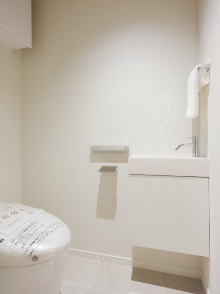 レストルームには洗練されたお部屋にぴったりなスタイリッシュなタンクレストイレが設置されています。スムーズな動線が叶う手洗い場も備え付けです。