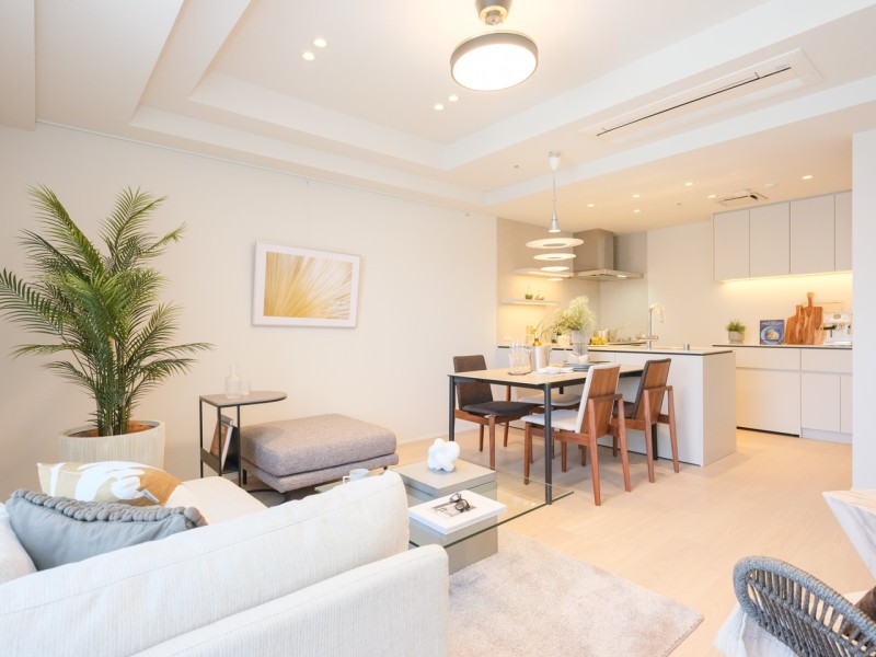 約15.6帖のリビングダイニングキッチンは柔らかな光が差し込む安らぎの住空間です。LD、キッチンともに床暖房を敷設しているため、冬場の足元も冷え込むことなく快適にお過ごしいただけます。