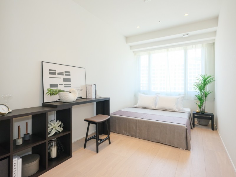 約7.5帖の広さが確保された洋室1は、リビングから離れたプライベートルームです。穏やかな光が差し込む、心地よい空間です。