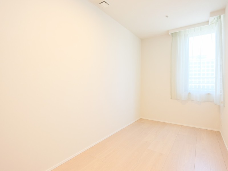 約4.7帖の洋室2です。書斎や趣味の空間、収納としても活躍します。