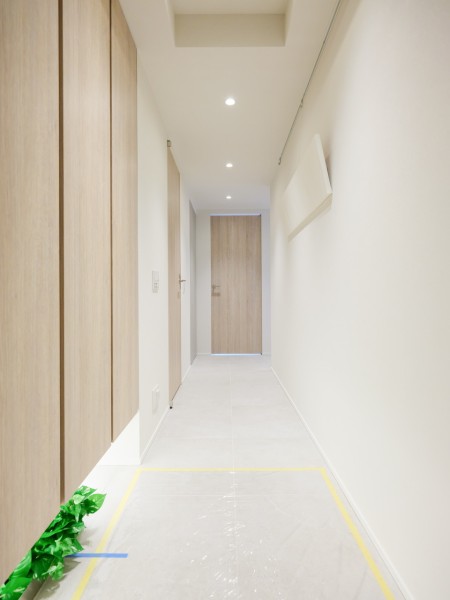 落ち着いた色調でまとめた、上質な玄関。訪れる人を温かく迎え入れる、印象的な空間です。