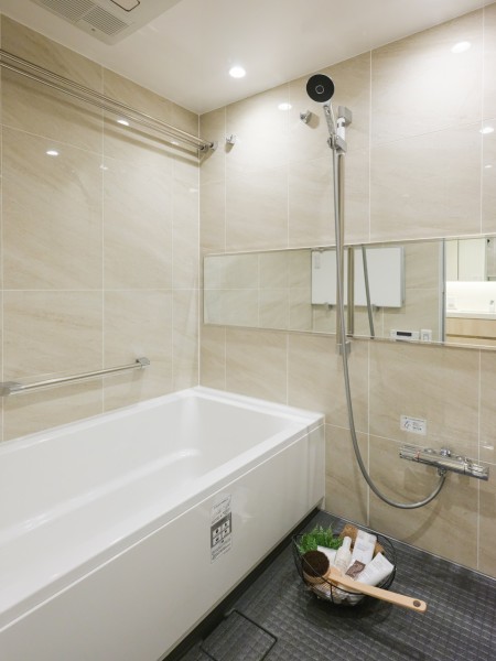 ゆったり浸かれるバスタブで、一日の疲れをリフレッシュ。清潔感あふれる空間で、心身ともに安らぐバスタイムを。