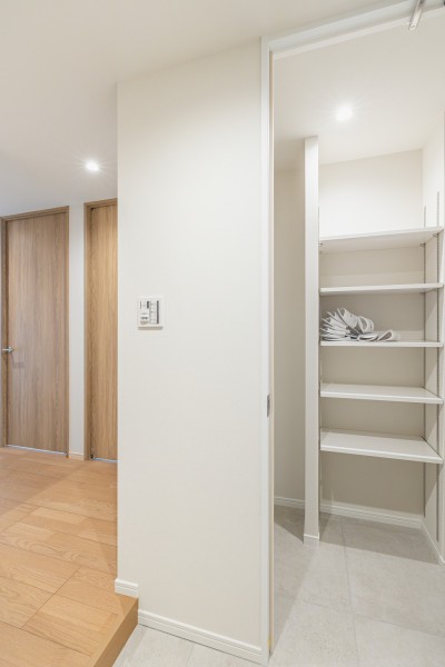 明るくゆとりあるシューズインクローゼット付きの玄関です。防災バッグや日用品のストックなど、たっぷり収納いただけます。