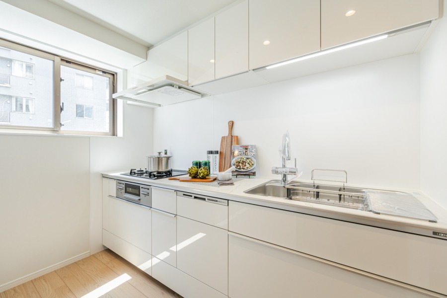 お部屋の雰囲気に溶け込む、インテリアの一部のようなキッチンです。キッチン側にも窓があり、換気がしやすいのも嬉しいですね。