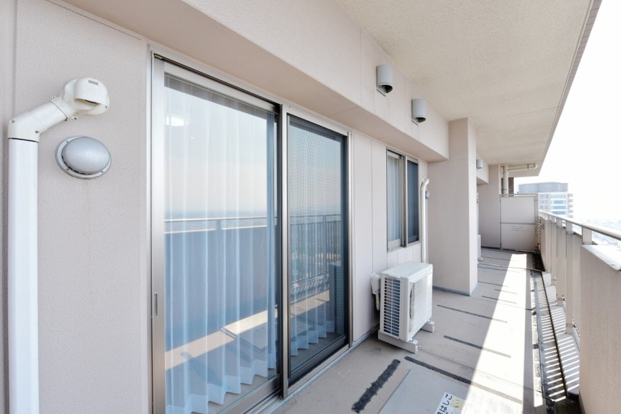 南向きのワイドスパンバルコニーでお部屋の中に優しい光を運んでくれます。全てのお部屋がこのバルコニーに面しており、遠くの街並みまで見渡す爽快な眺望が眼前に広がります。