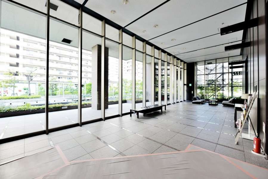 共用施設にはキッズルームやシアタールーム、ゲストルーム、スカイラウンジ等も揃っており、ホテルライクな生活を楽しめます。梅田・難波・天王寺・奈良方面へアクセスしやすい立地で、充実した生活が送れます。