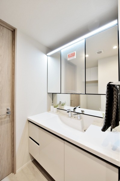 洗面台はシンプルながら使い勝手が良く清潔感がある物を採用しています。毎朝の身支度や、入浴後の時間を豊かに過ごせるプライベートスペースです。収納もたっぷり設置しました。