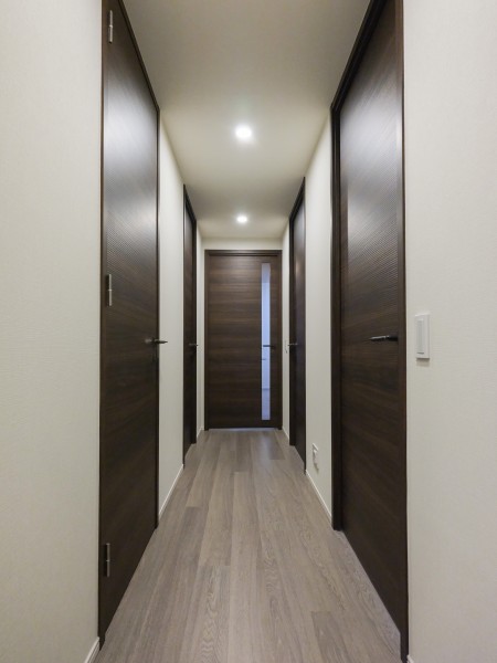 落ち着きとエレガントさを感じさせる雰囲気の廊下部分です。大切なご家族の「ただいま」「おかえり」が行き交う心温まる空間です。