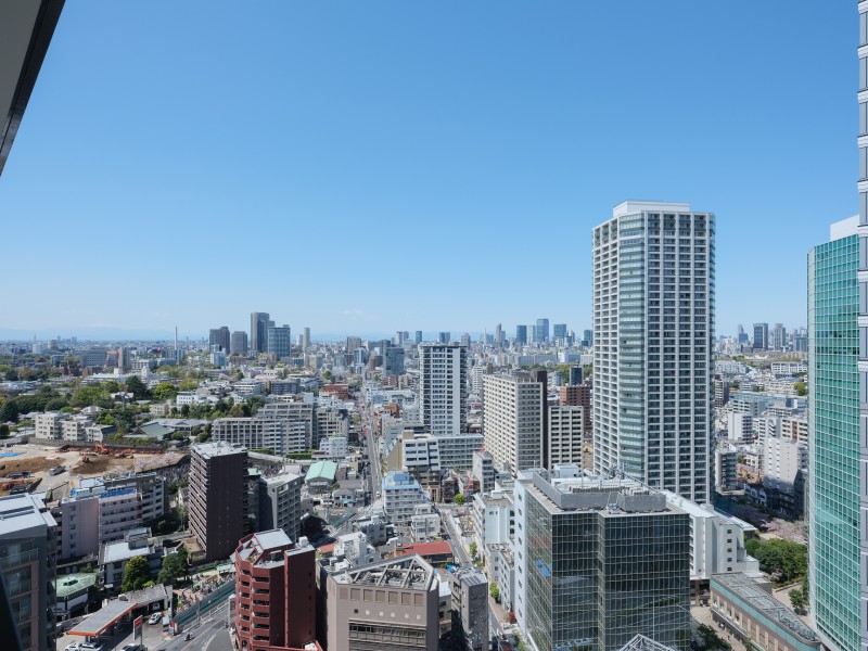 空へと繋がるスマートなビル群のシルエットに都心の刺激を間近に感じながらも、青々とした空を眺めリラックスできる眺望です。