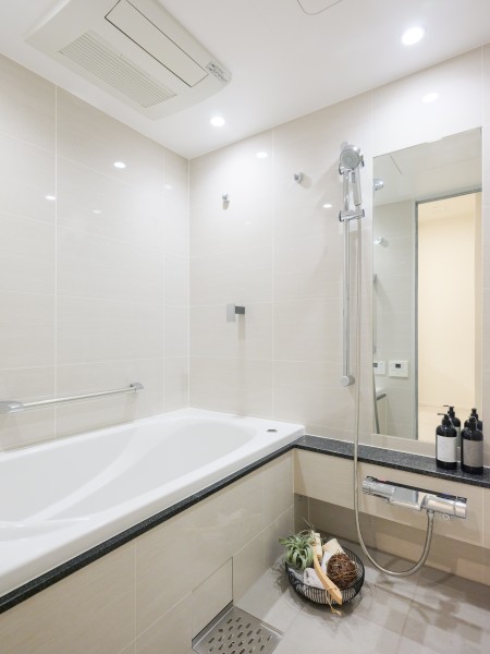スタイリッシュで清潔感が溢れるバスルームです。ホワイトを基調にブラックをアクセントにとりいれ、シンプルながらも居心地の良い空間です。