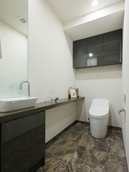 ゆったりとしたレストルームには洗練された住まいにふさわしいスタイリッシュなタンクレストイレを備え付けました。収納にも便利な手洗いカウンター付きです。