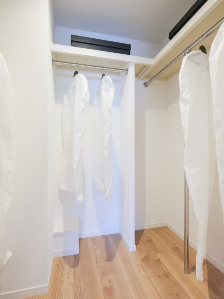 洋室1には頼もしい収納力を誇るウォークインクローゼットを備え付けました。衣類はもちろん、シーズンオフの家電なども収納いただけます。