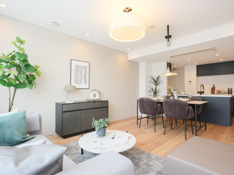 南向きの窓からたっぷりと自然光が注がれる、約17.8帖のリビングダイニングキッチンです。心地よい時間が流れるお部屋は、毎日が忙しいあなたもほっと一息つける安らぎの空間です。