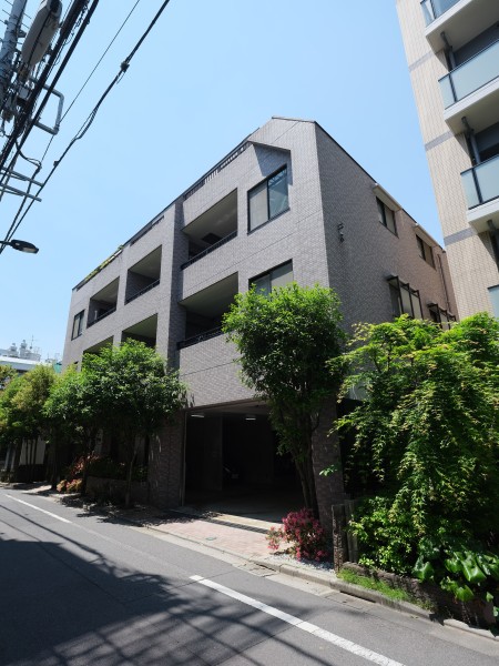 歴史と文化に彩られた街 『市ヶ谷』『飯田橋』が生活圏。複数路線利用可能でアクセス良好な立地です。都心であるにもかかわらず、緑豊かで落ち着いた空気が流れるエリアです。