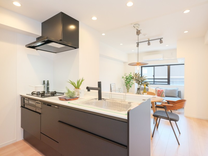 新規設置したLIXIL製オープンキッチンには、家事時短に便利な食洗器を搭載しています。コンロ前のみ壁付けのため、油はねなどがリビング側に影響しにくいところもポイントです。