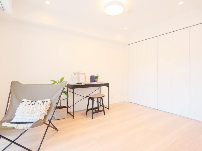 リビングダイニングキッチンに隣接した洋室2です。クローゼット付きなので居住スペースを広々とお使いいただけるお部屋です。