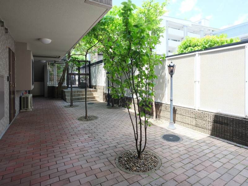 共用スペースには手入れの行き届いた植栽は施されています。ペット飼育可(飼育細則有)