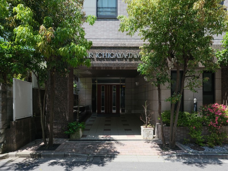 周辺の緑に調和したエントランスです。施された植栽の表情が季節によって移ろい、穏やかな空間が流れます。