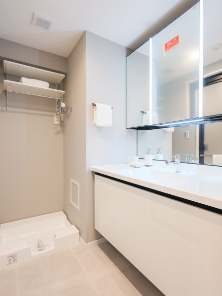 ゆとりのある広々とした洗面化粧台です。収納豊富なミラーキャビネットタイプなので、忙しい朝も小物が取り出しやすく使い勝手良好です。