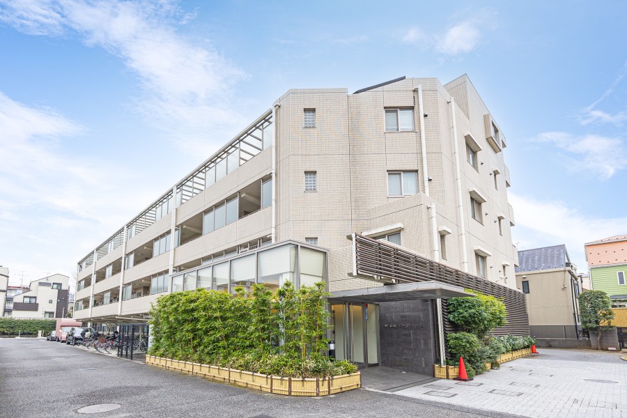 閑静な邸宅地『神楽坂』に佇む5階建のレジデンスです。穏やかな街並みに溶け込むナチュラルカラーの外観とグリーンが新たな心安らぐ居住空間を予感させます。