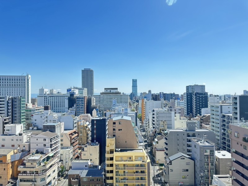 １３階部分の南西角住戸につき、開けた眺望が広がります。時間とともに変化していく大きな空と、活気あふれる大阪市の街の様子に日々のエネルギーを貰える空間です。