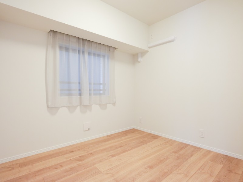 書斎やワークスペースとしても快適に活用いただけそうな約4.4帖の洋室2です。落ち着いた時間を過ごすのにぴったりなお部屋です。