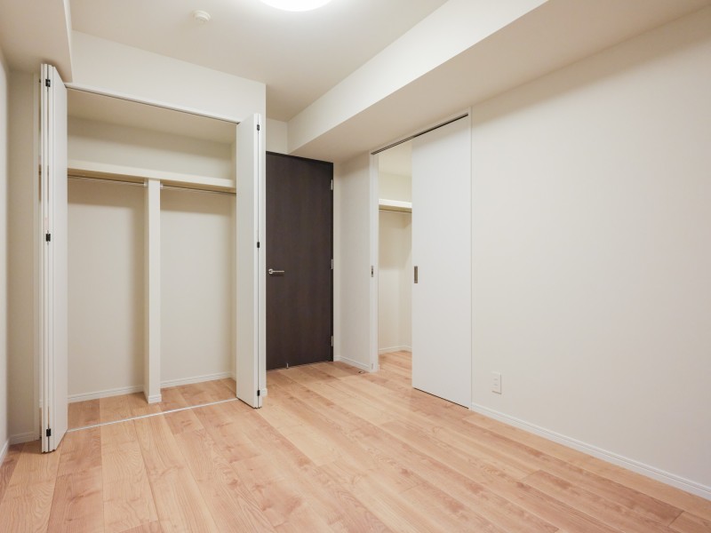 サービスルームはウォークインクローゼットとクローゼットがあるので、収納スペースとしても活躍しそうなユーティリティな空間です。